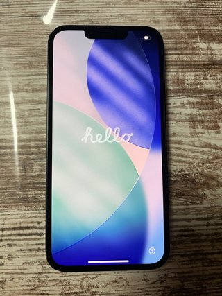 iPhone 13 nero e iPhone 12 verde acqua