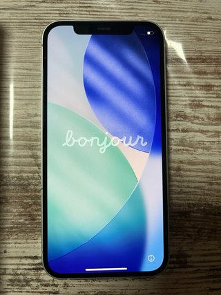 iPhone 13 nero e iPhone 12 verde acqua