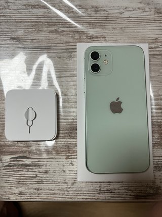 iPhone 13 nero e iPhone 12 verde acqua