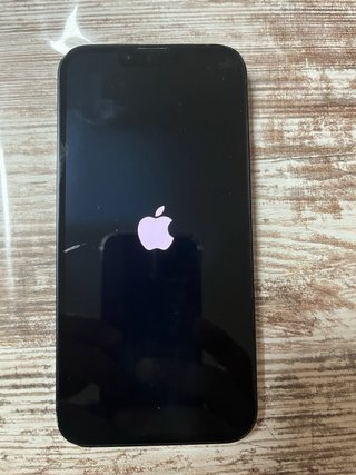 iPhone 13 nero e iPhone 12 verde acqua