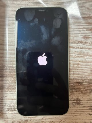 iPhone 13 nero e iPhone 12 verde acqua