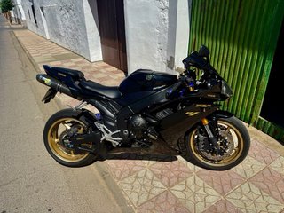 Yamaha R1 2008 Negra y Dorada