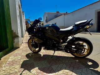 Yamaha R1 2008 Negra y Dorada
