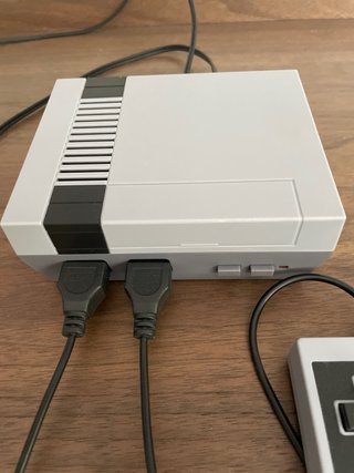 Mini consola de juegos arcade gris y roja