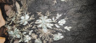 Falda larga de tul negro y bordados de flores