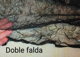 Falda larga de tul negro y bordados de flores