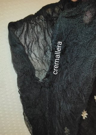Falda larga de tul negro y bordados de flores