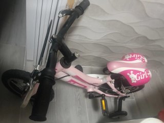 Bicicleta infantil rosa pequeña