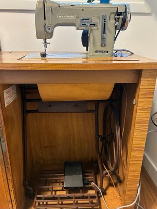 Máquina de coser Wertheim con motor y mueble.