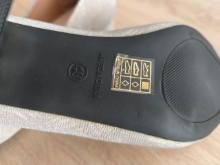 Zapatos planos plateados con lazo