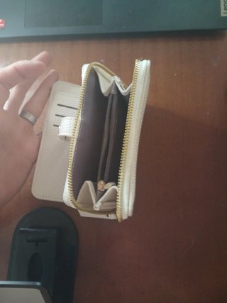 Cartera de mujer con cierre y detalle dorado