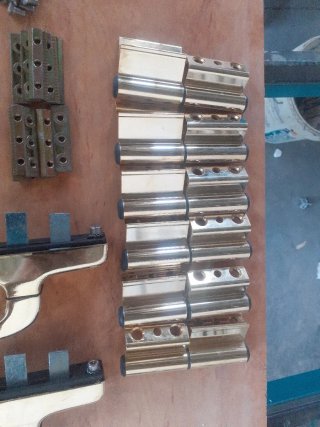 Cierres y bisagras de aluminio dorados
