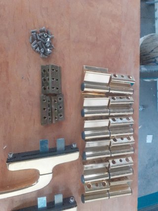 Cierres y bisagras de aluminio dorados