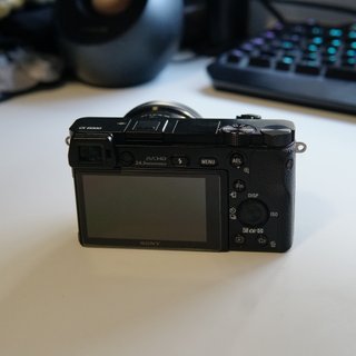 Sony Alpha a6000 con Jaula Accesorios y Objetivos