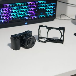 Sony Alpha a6000 con Jaula Accesorios y Objetivos