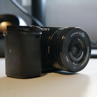Sony Alpha a6000 con Jaula Accesorios y Objetivos