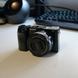 Sony Alpha a6000 con Jaula Accesorios y Objetivos