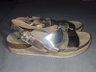 Sandalias doradas Stradivarius T.41