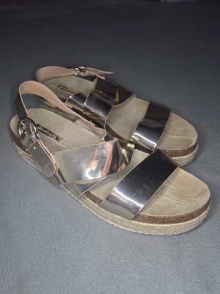 Sandalias doradas Stradivarius T.41