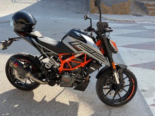 KTM Duke 125 Negra y Naranja