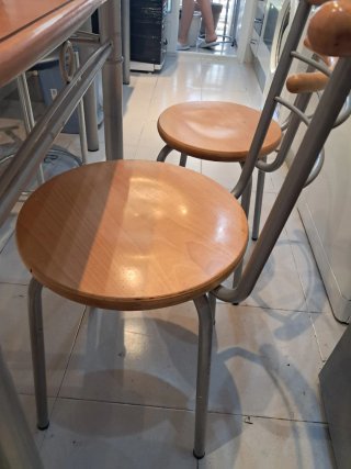 Mesa de madera y 3 sillas cocina