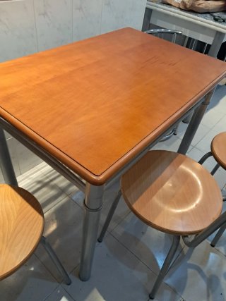 Mesa de madera y 3 sillas cocina