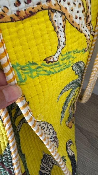 Bolso de gran capacidad con estampado tropical