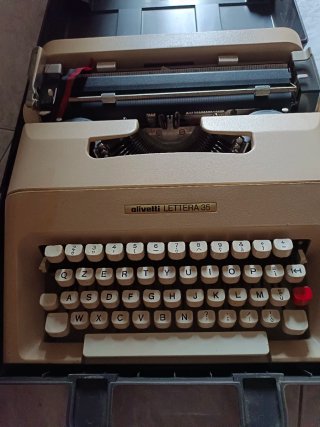 Macchina da scrivere Olivetti Lettera 35