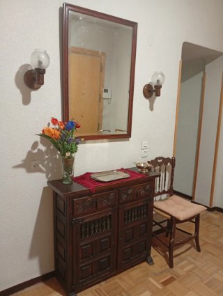 Mueble de madera maciza antiguo , espejo y aplique