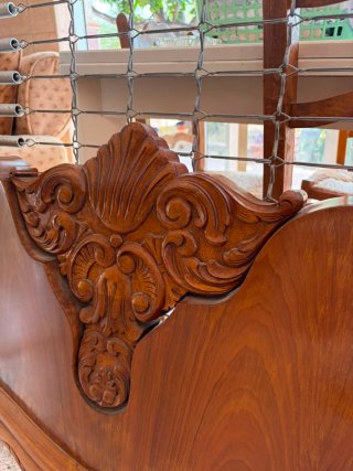 Cama antigua de madera con somier