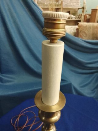 Lámpara de mesa dorada y blanca
