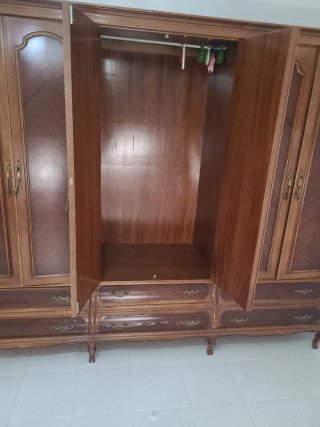 Armario clásico de madera marrón
