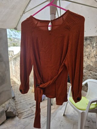 Blusa Bershka marrón manga larga