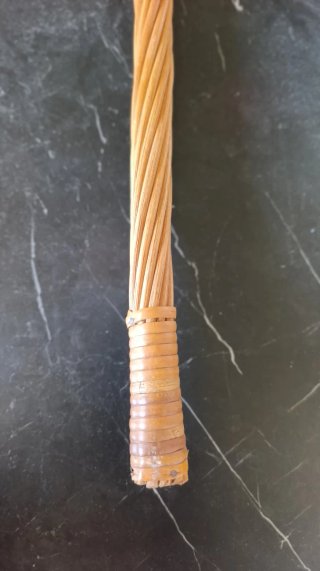Antiguo atizador sacudidor de mimbre