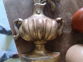 Aplique antiguo de madera de pino dorado