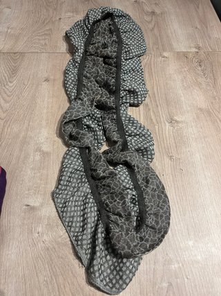 Bufanda gris y marrón con estampado
