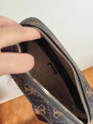Bolso Guess Marrón Monogram