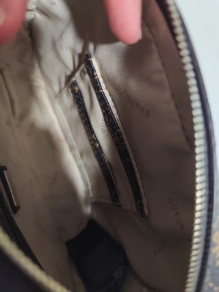 Bolso Guess Marrón Monogram