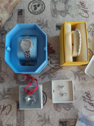 Lote Swarovski: Reloj, Pulsera y Pendientes