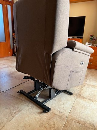 Coppia di poltrone elettriche per anziani