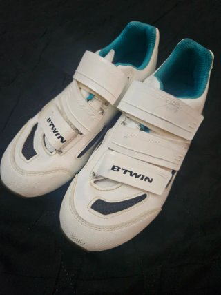 Zapatos ciclismo B'Twin mujer blancos y turquesa.