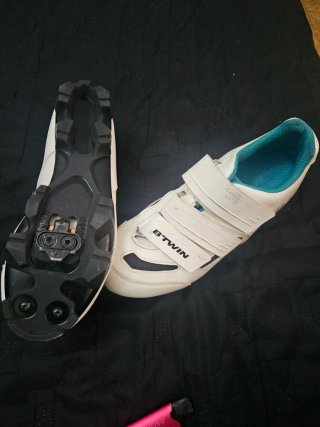 Zapatos ciclismo B'Twin mujer blancos y turquesa.