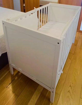 Cuna de bebé blanca