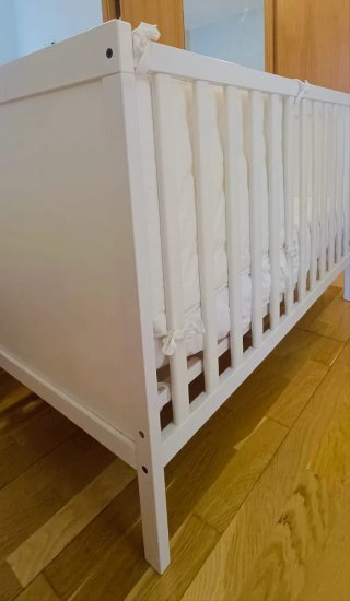Cuna de bebé blanca