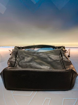 Bolso de piel negro usado pero en perfecto estado