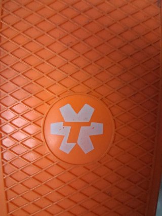 Monopatín naranja con ruedas verdes
