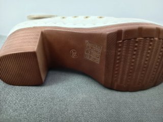 Zapatos de tacón blancos perforados