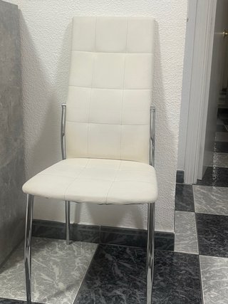 Silla moderna blanca y plateada hay dos sillas