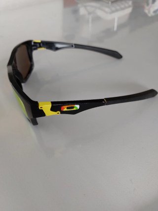 Gafas de sol Oakley negras y naranjas