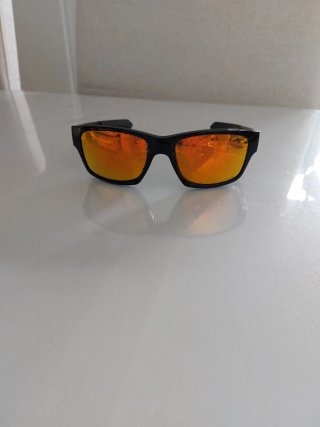 Gafas de sol Oakley negras y naranjas